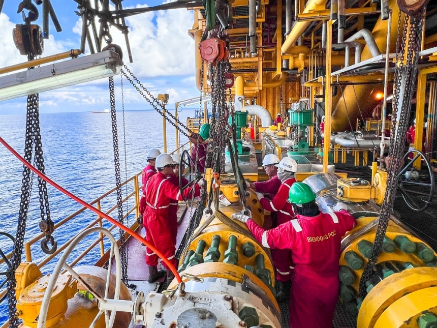 Chính sách mới cho người lao động dầu khí trên biển