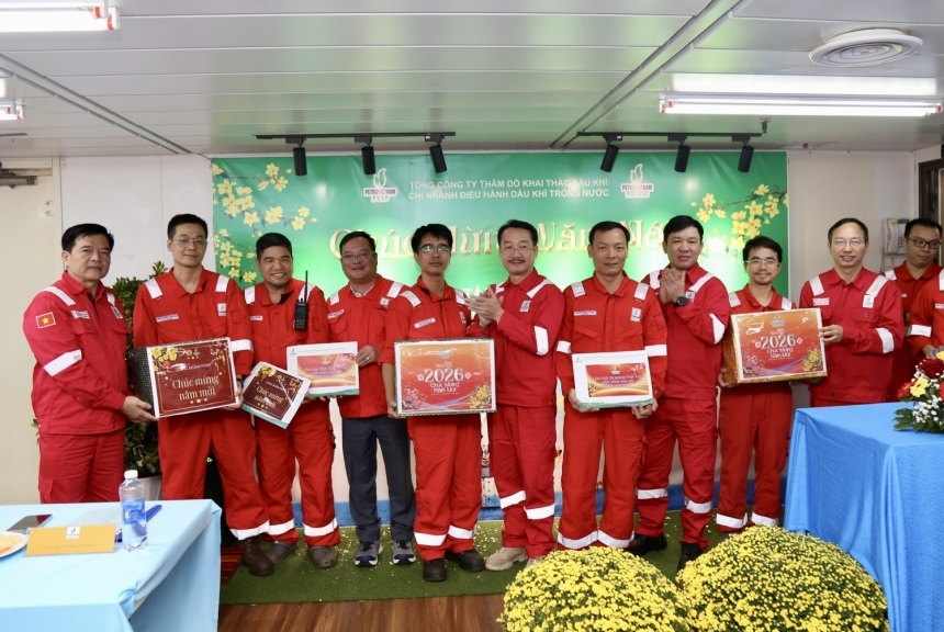 Lãnh đạo PVEP động viên, chúc Tết người lao động trên giàn FPU Đại Hùng 01