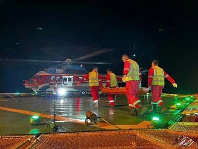 Giàn Đại Hùng kịp thời cấp cứu ngư dân gặp nạn trên biển